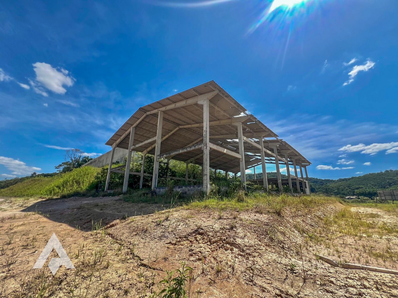 Terreno de 1.955,24 m com galpão de 750,00 m à venda por R$2.100.000,00 - Bairro Figueira - Gaspar/SC - foto 1