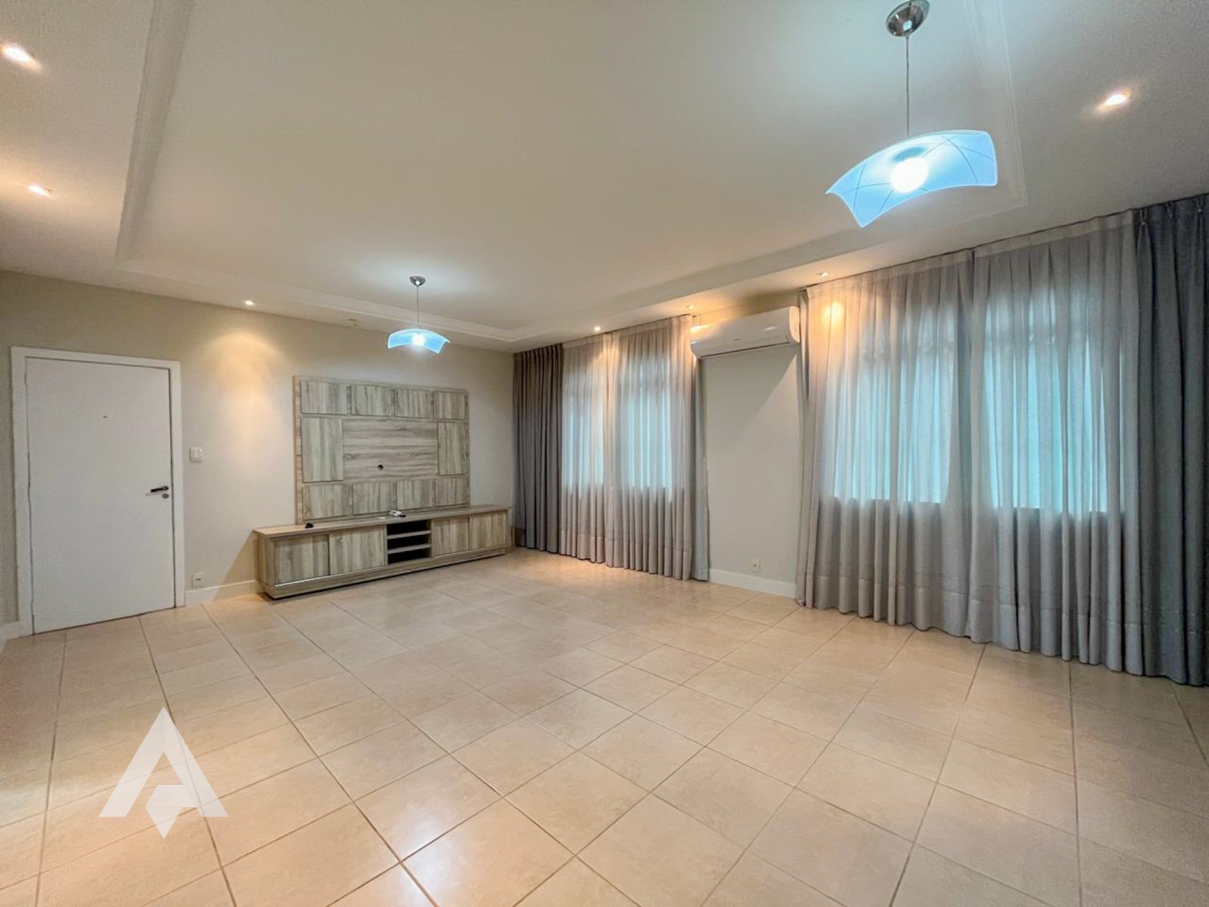 Apartamento com 4 dormitórios para locação por R$ 3.200,00 - Bairro Garcia - Blumenau/SC - foto 1