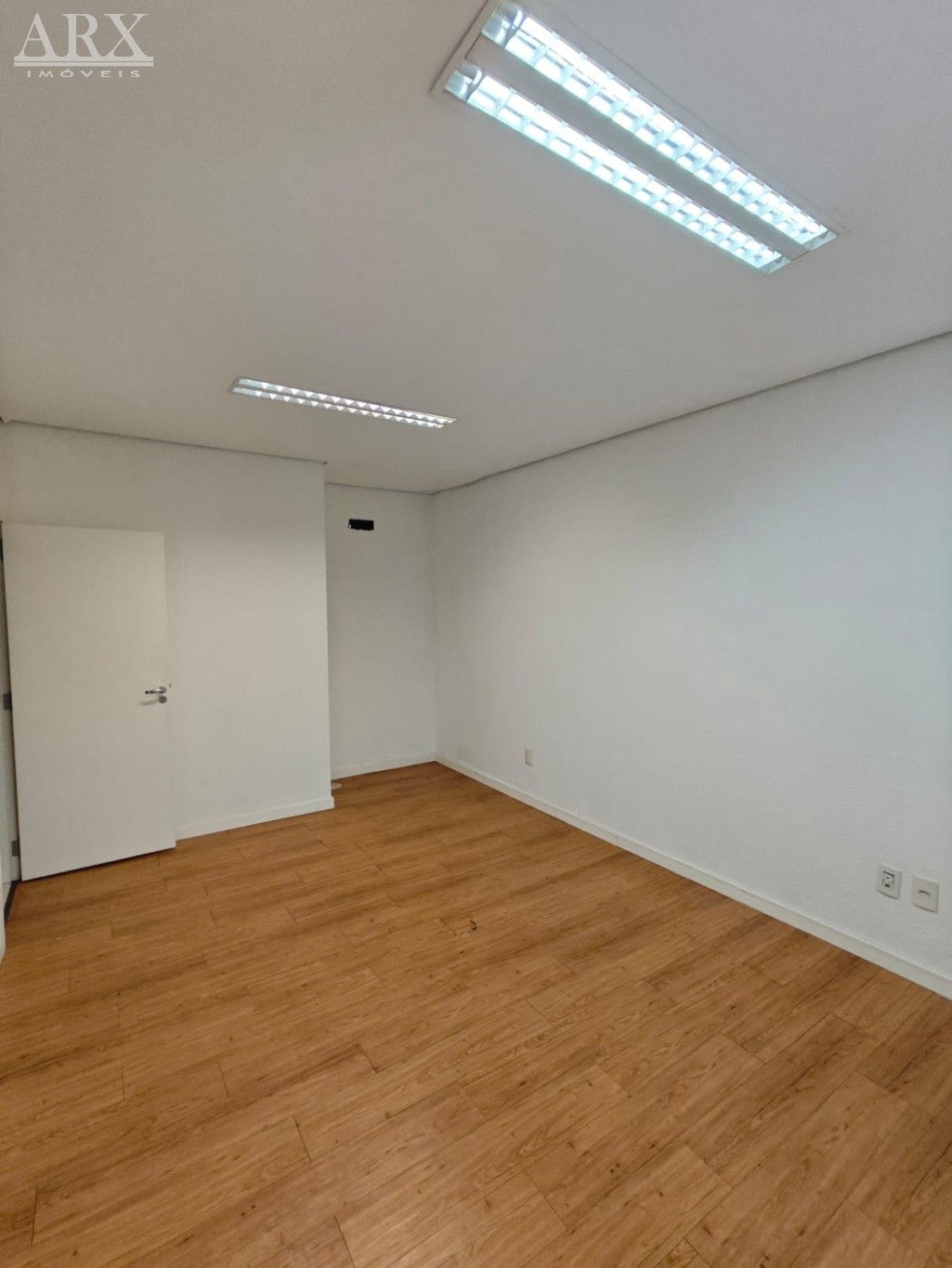 Ampla casa comercial localizada ao lado do SENAC, na Ponta Aguda — foto 6