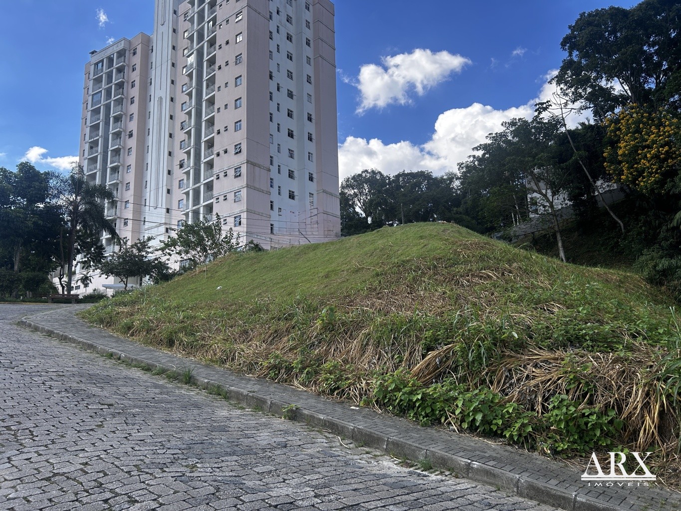Terreno de esquina com 1.078 m, bairro Água Verde - foto 1