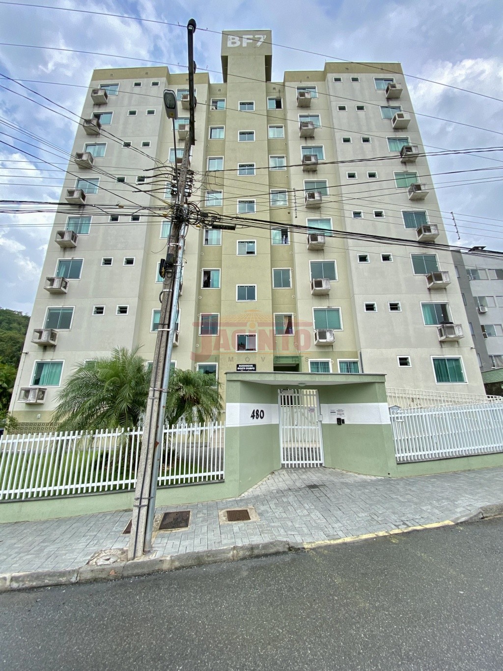 Apartamento com 2 dormitórios sendo 1 suíte, sacada com churrasqueira e 2 vagas de garagem, no bairro Itoupavazinha. - foto 1
