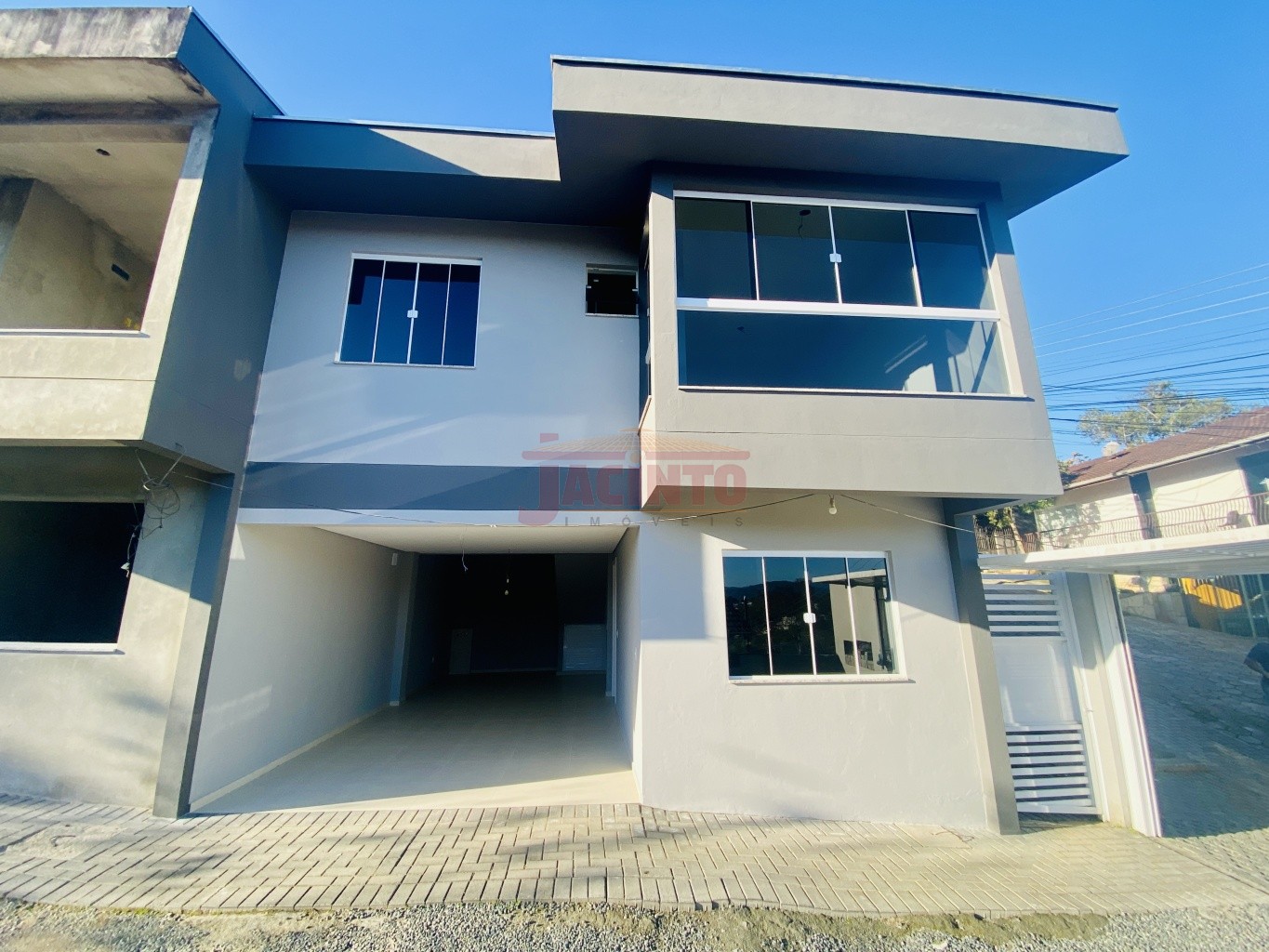 Sobrado novo com 3 dormitórios sendo 1 suíte no Bairro Fortaleza Alta. - foto 1