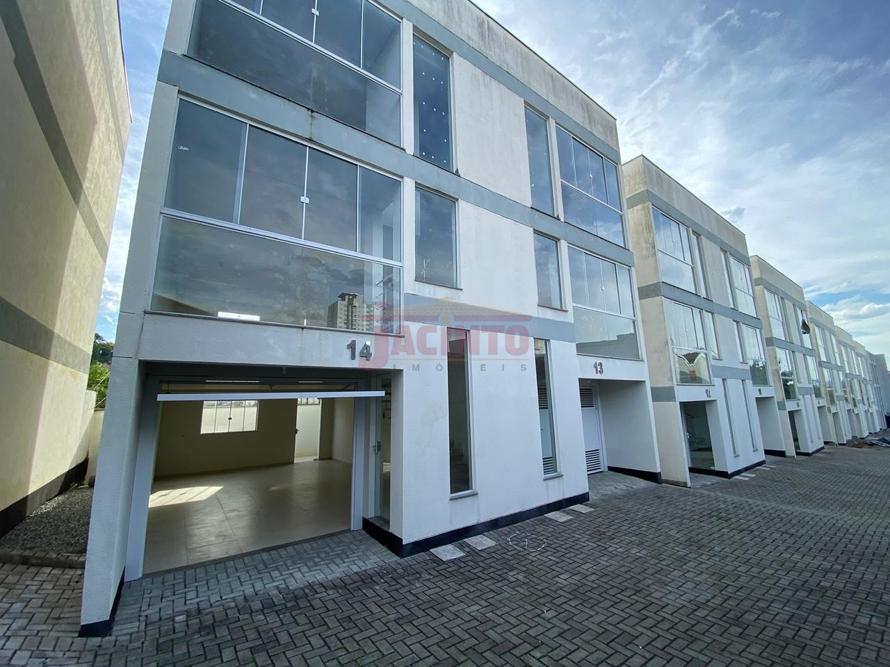 Sobrado triplex com 2 suítes no Bairro Água Verde. - foto 1