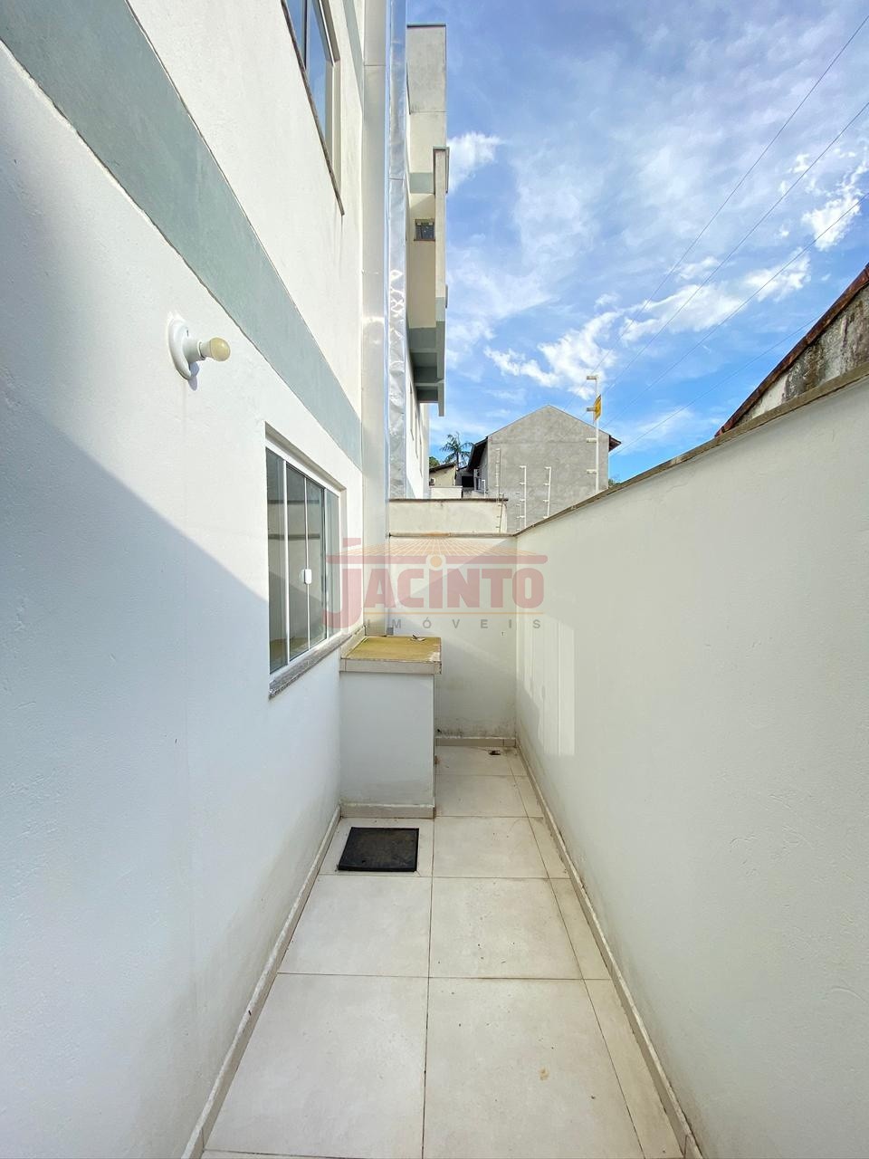 Sobrado triplex com 2 suítes no Bairro Água Verde. — foto 3
