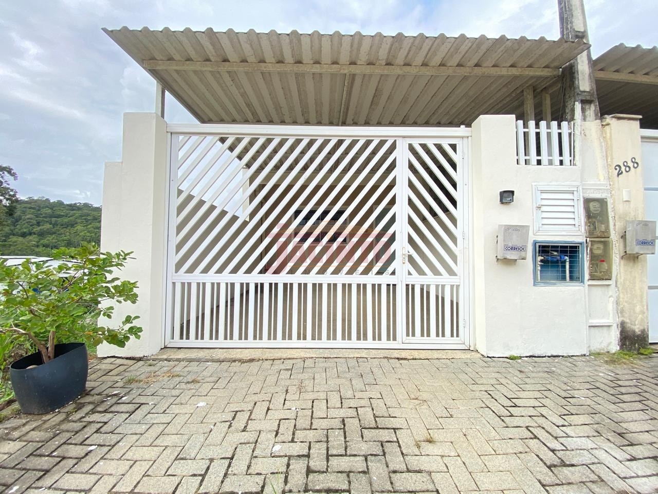 Casa de alvenaria geminada com 2 dormitórios sendo 1 suíte no Bairro Fortaleza Alta. - foto 1