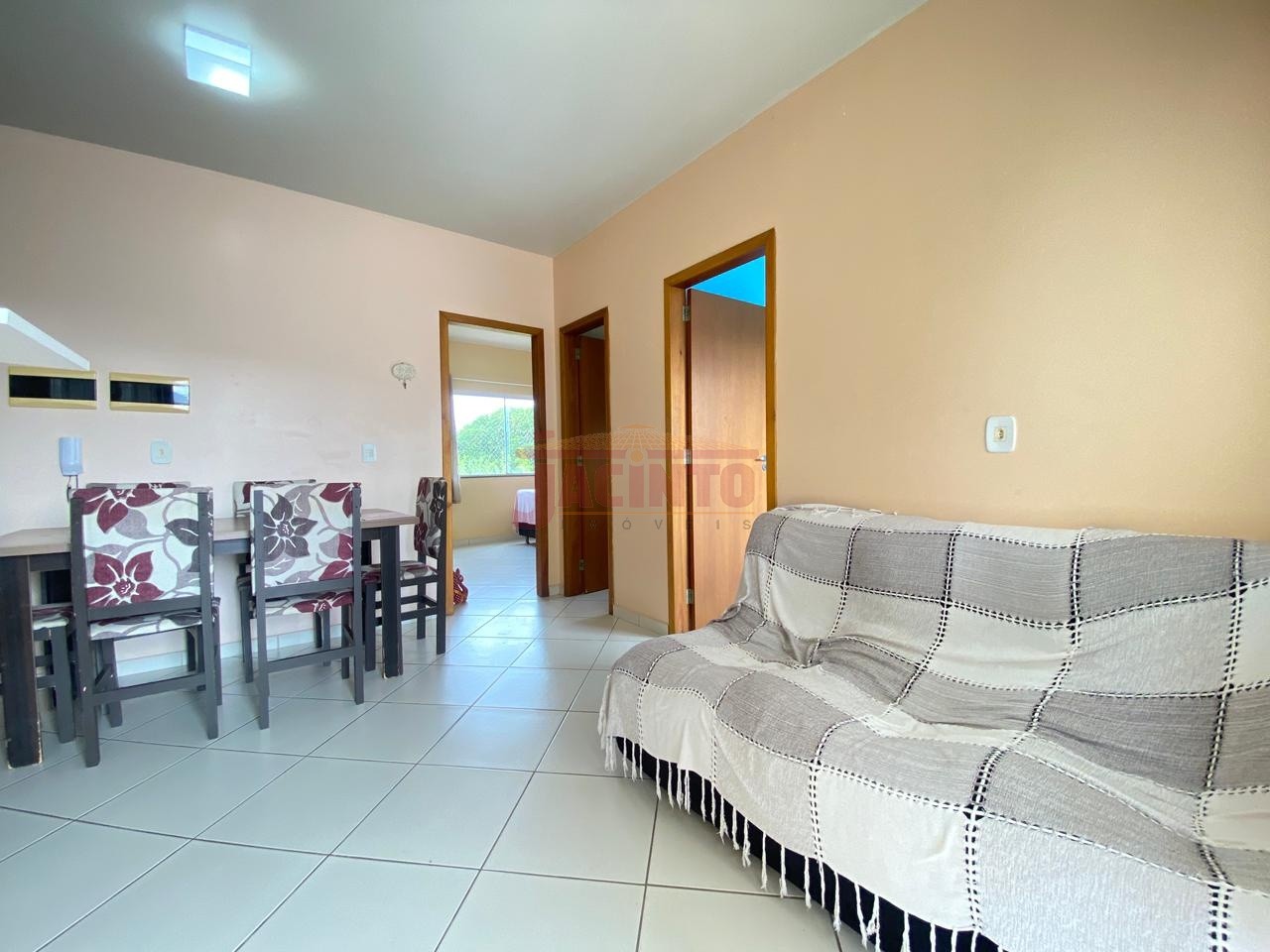 Apartamento semi mobiliado com 2 dormitórios no Bairro Itoupava Central. — foto 2