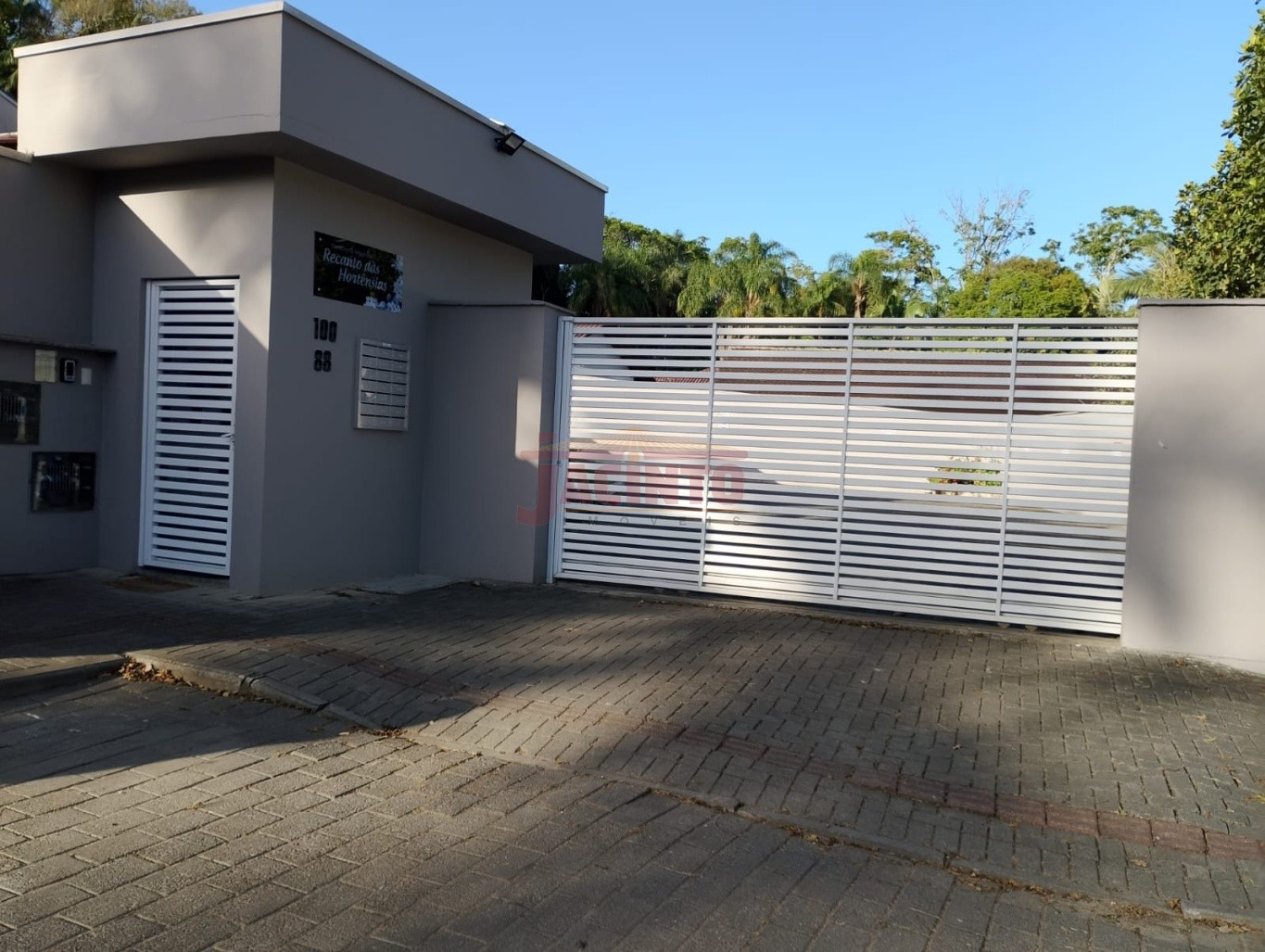 Casa Geminada na Fortaleza Alta, com 2 dormitórios e terreno nos fundos. - foto 1