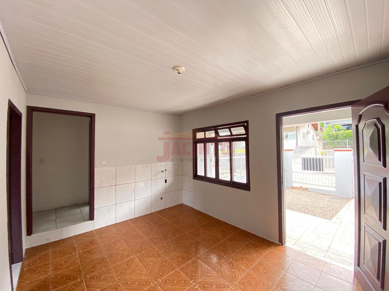 Casa de alvenaria geminada com 2 dormitórios no bairro Tribess. — foto 2