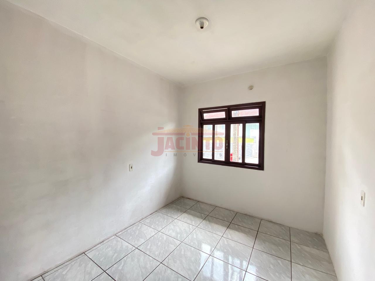 Casa de alvenaria geminada com 2 dormitórios no bairro Tribess. — foto 5