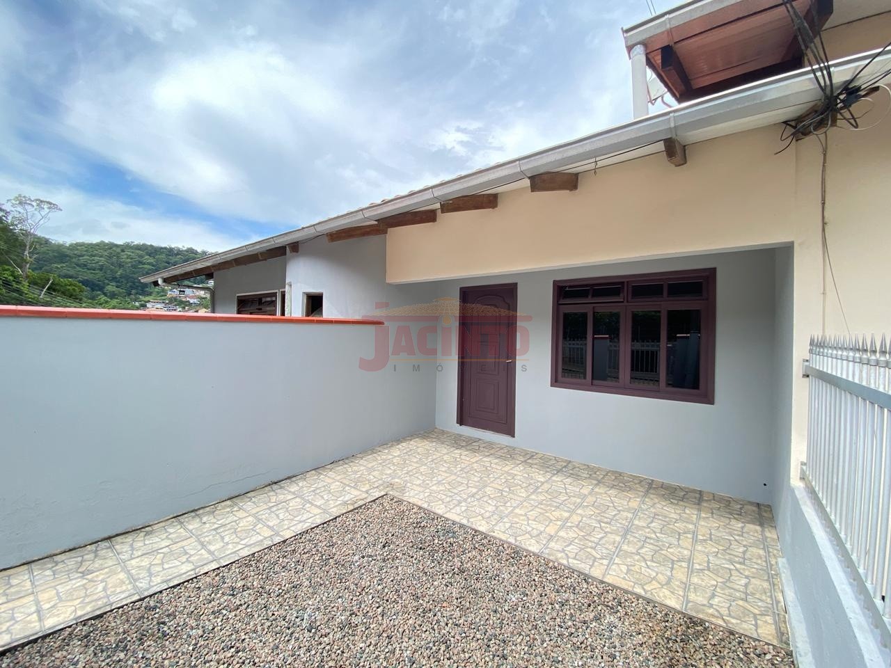 Casa de alvenaria geminada com 2 dormitórios no bairro Tribess. - foto 1