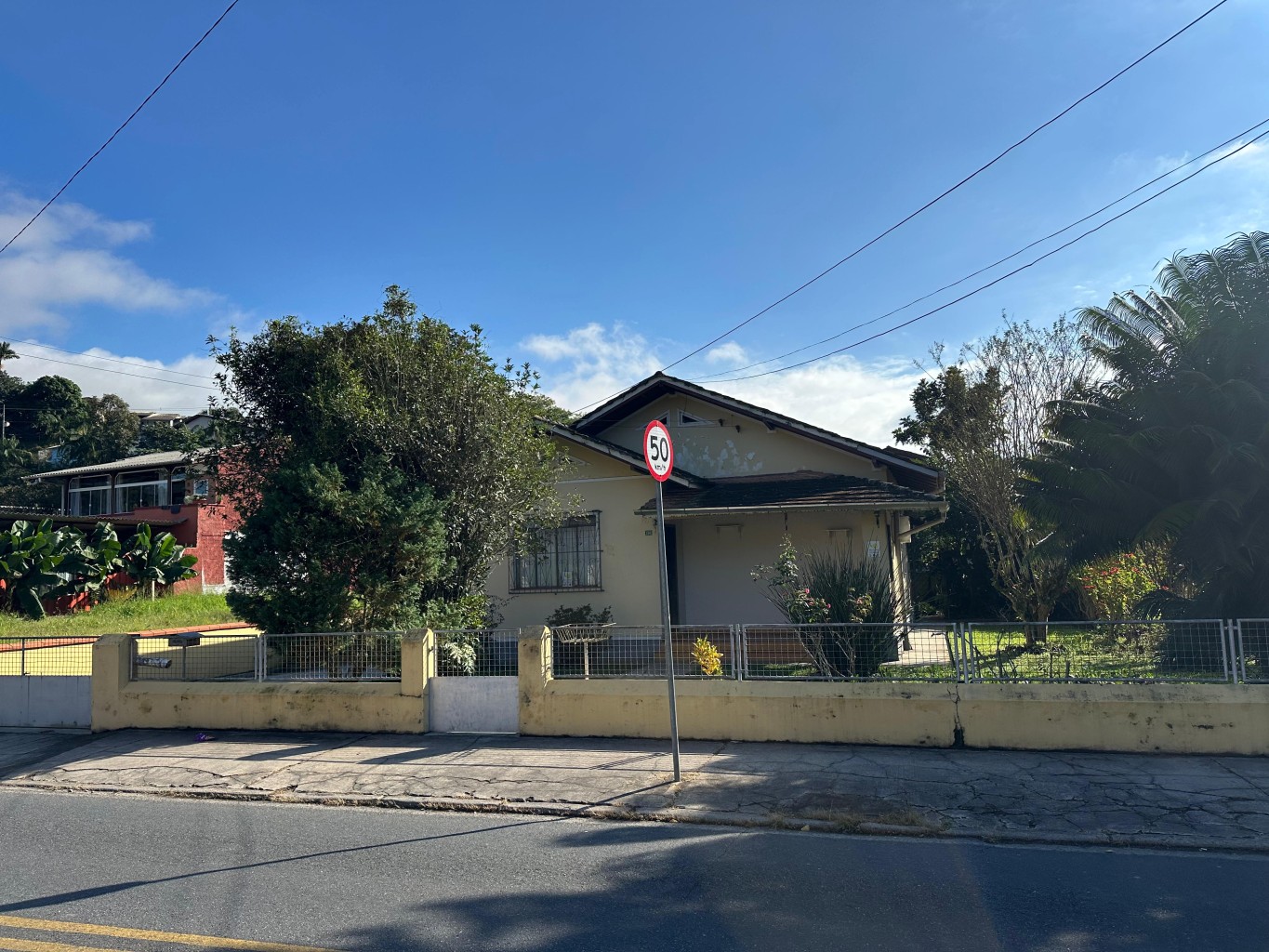 Casa a venda com amplo terreno de esquina no início da Rua Emilio Tallmann - foto 1