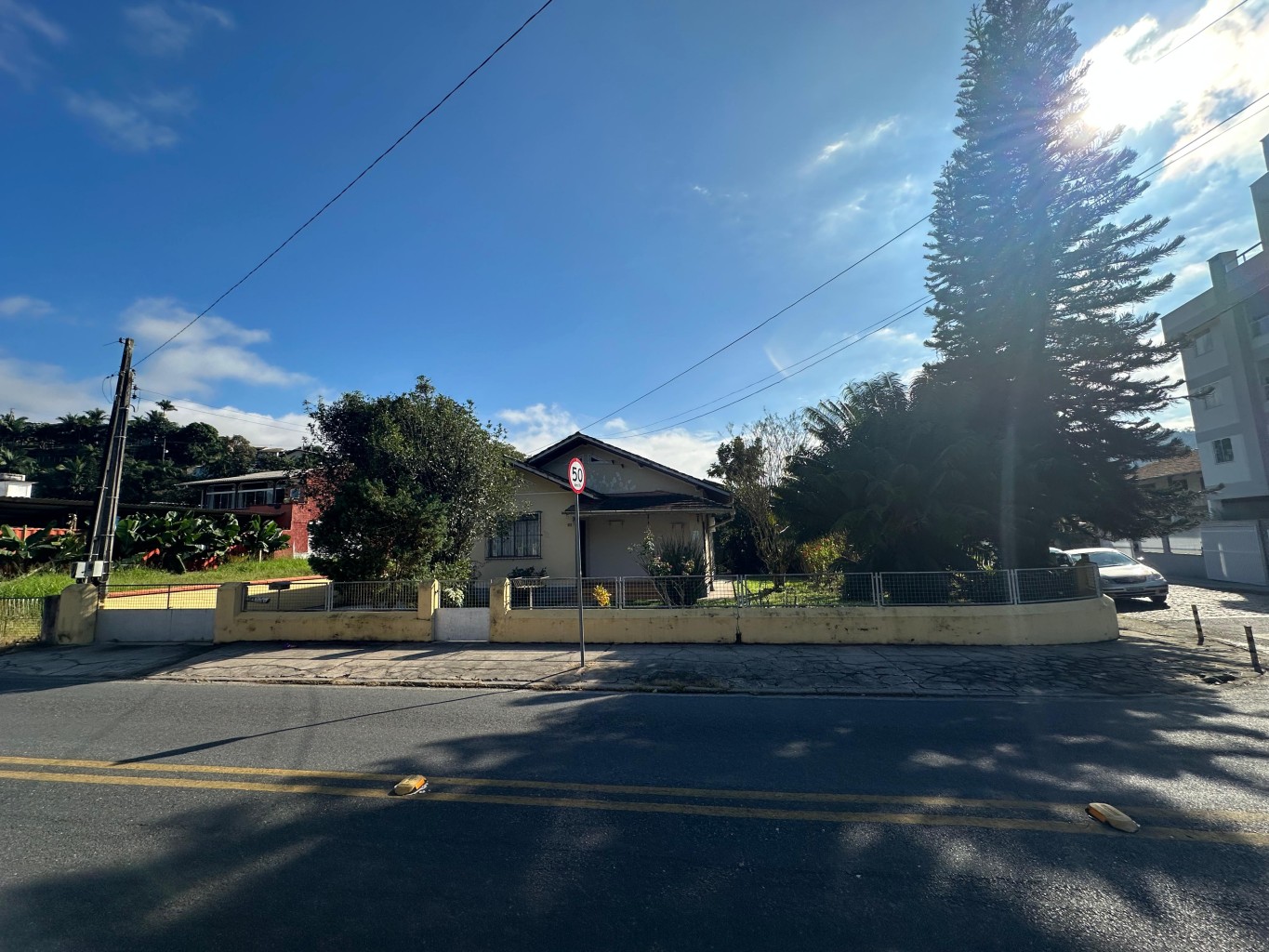 Casa a venda com amplo terreno de esquina no início da Rua Emilio Tallmann — foto 2