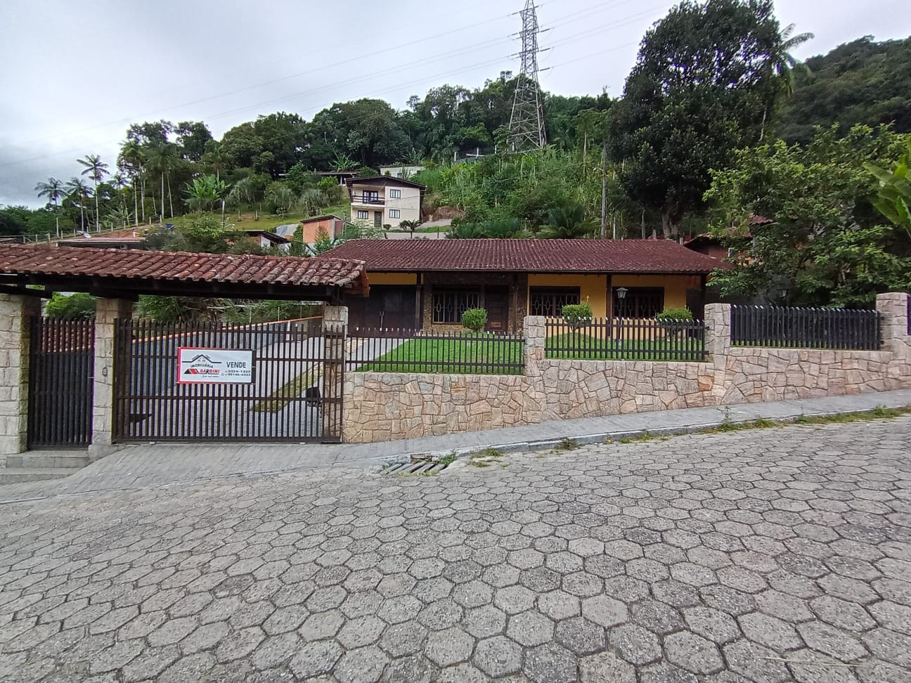Linda casa para venda com 03 dormitórios sendo 01 suíte no bairro Progresso em Blumenau, SC - foto 1