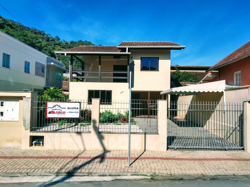 Casa de alvenaria com 02 pavimentos localizada no bairro Garcia em frente a academia Planeta Corpo, com 03 dormitórios sendo 01 suíte com sacada, sala, 02 banheiros, cozinha mobiliada, área de serviço, área de festas e 02 vagas de garagem. - foto 1