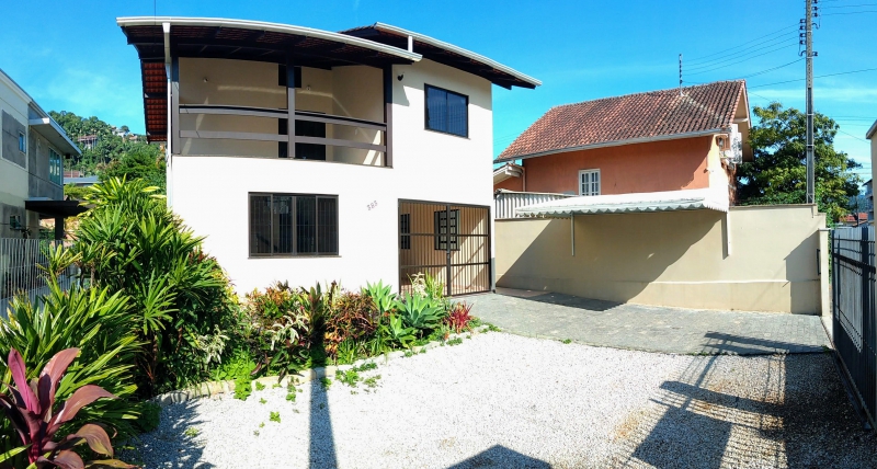 Casa de alvenaria com 02 pavimentos localizada no bairro Garcia em frente a academia Planeta Corpo, com 03 dormitórios sendo 01 suíte com sacada, sala, 02 banheiros, cozinha mobiliada, área de serviço, área de festas e 02 vagas de garagem. — foto 2