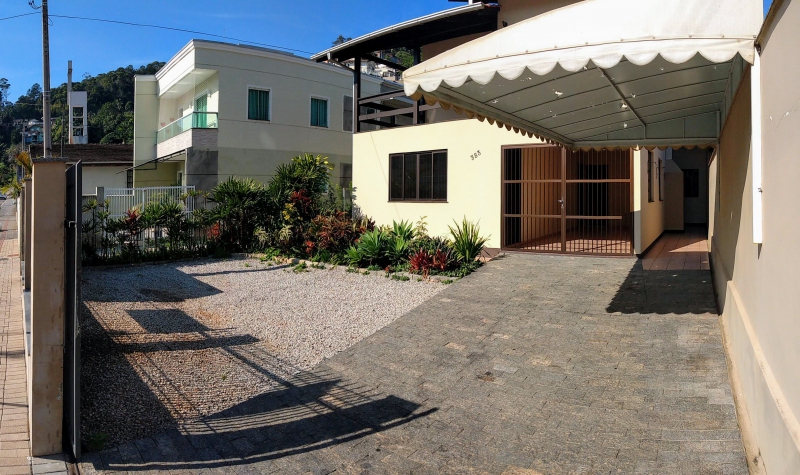 Casa de alvenaria com 02 pavimentos localizada no bairro Garcia em frente a academia Planeta Corpo, com 03 dormitórios sendo 01 suíte com sacada, sala, 02 banheiros, cozinha mobiliada, área de serviço, área de festas e 02 vagas de garagem. — foto 3