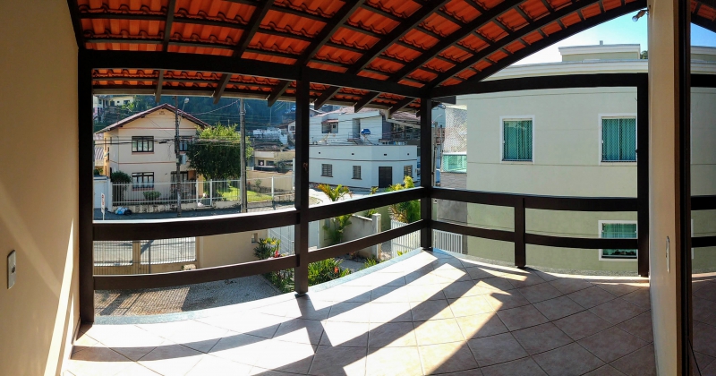 Casa de alvenaria com 02 pavimentos localizada no bairro Garcia em frente a academia Planeta Corpo, com 03 dormitórios sendo 01 suíte com sacada, sala, 02 banheiros, cozinha mobiliada, área de serviço, área de festas e 02 vagas de garagem. — foto 4