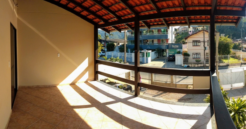 Casa de alvenaria com 02 pavimentos localizada no bairro Garcia em frente a academia Planeta Corpo, com 03 dormitórios sendo 01 suíte com sacada, sala, 02 banheiros, cozinha mobiliada, área de serviço, área de festas e 02 vagas de garagem. — foto 5