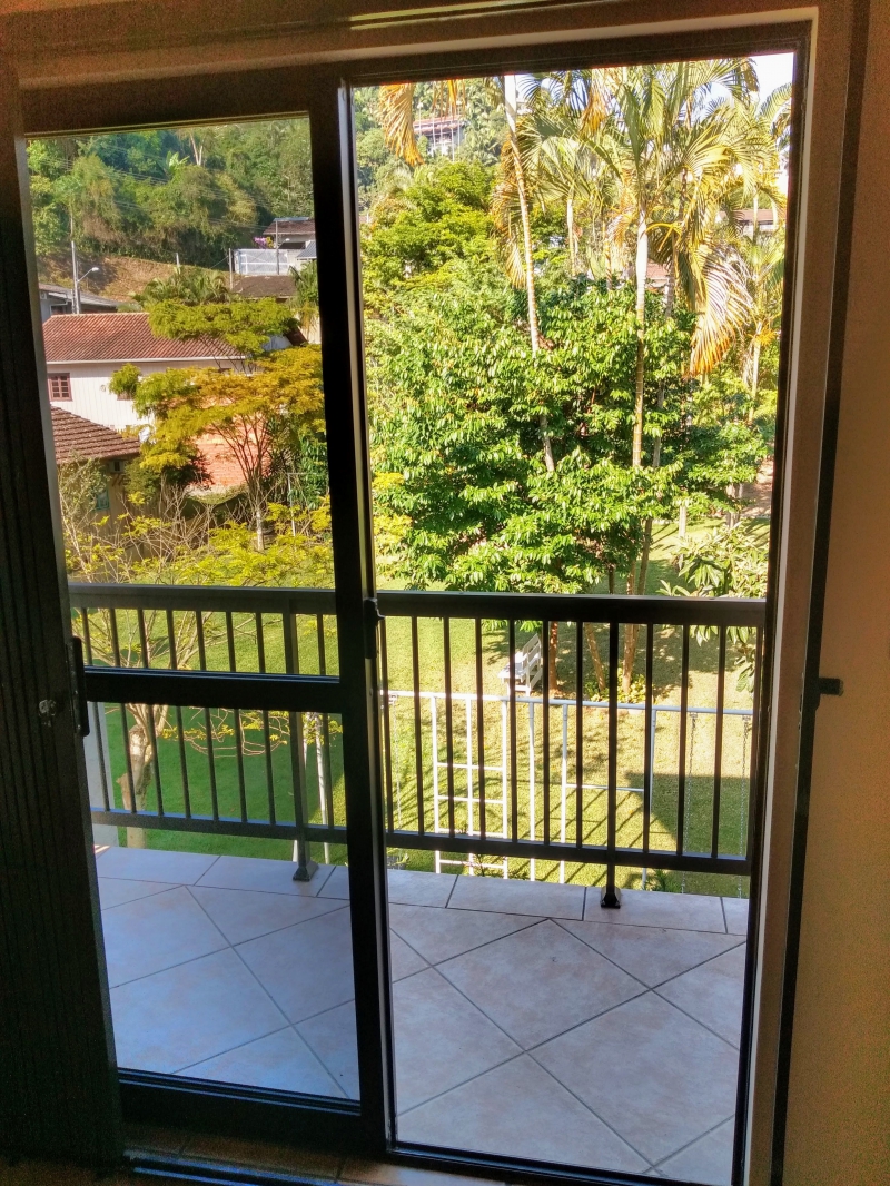 Casa de alvenaria com 02 pavimentos localizada no bairro Garcia em frente a academia Planeta Corpo, com 03 dormitórios sendo 01 suíte com sacada, sala, 02 banheiros, cozinha mobiliada, área de serviço, área de festas e 02 vagas de garagem. — foto 7