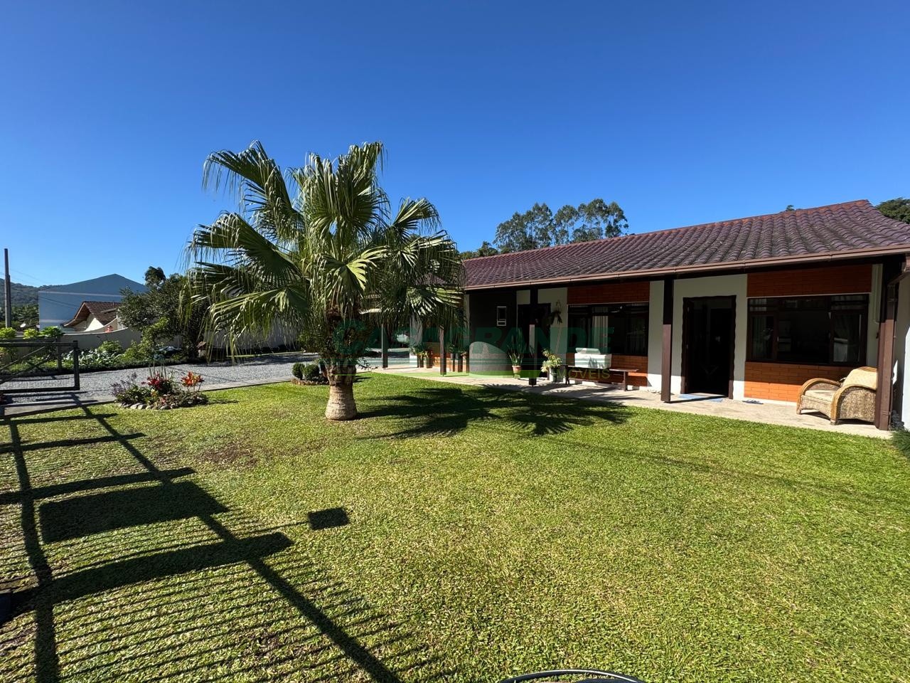 Ótima Casa no Bairro Itoupava Central em Blumenau com 3 Dormitórios (1 suíte) e 91. m - foto 1