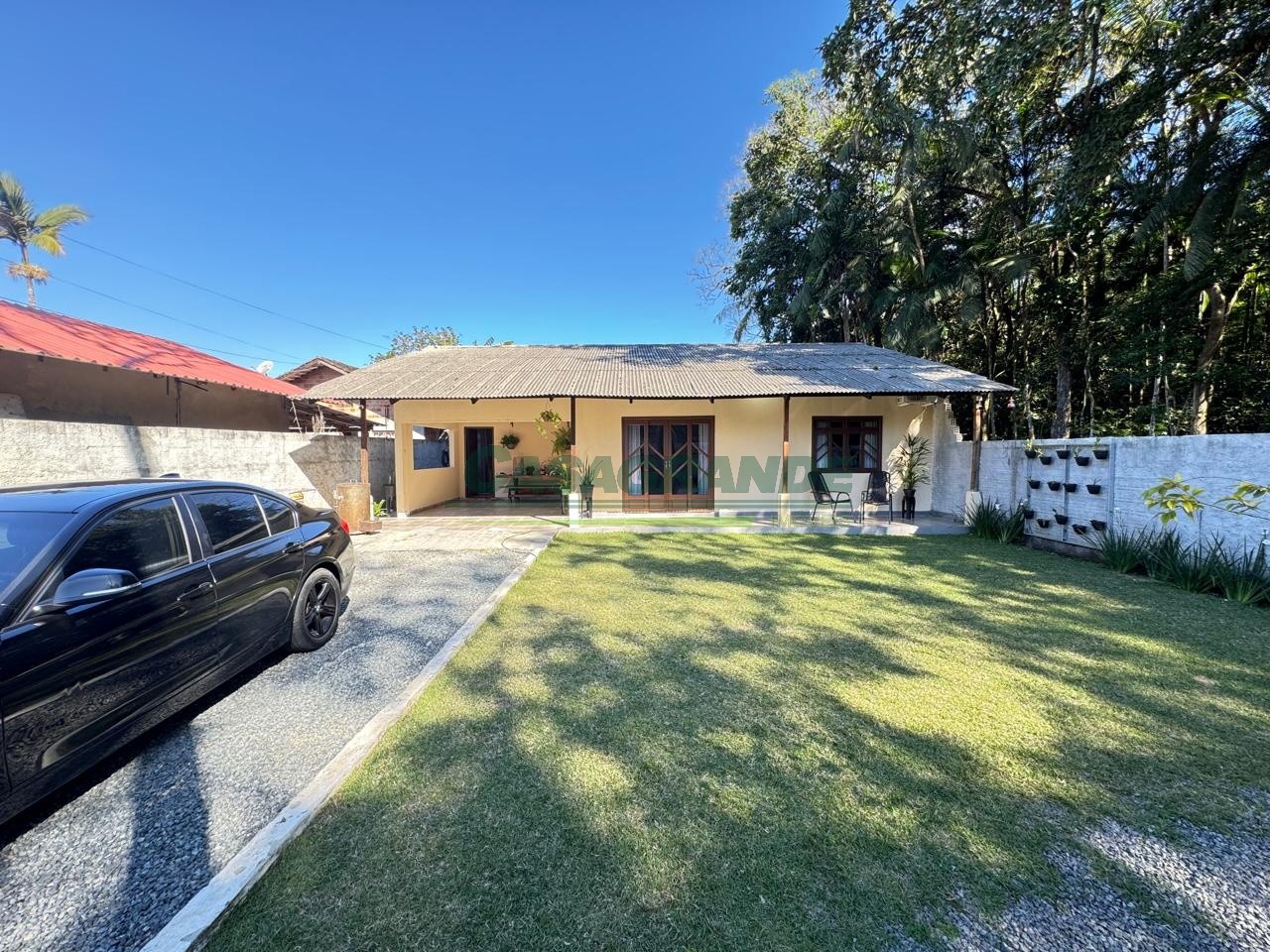 Ótima Casa no Bairro Itoupava Central em Blumenau com 3 Dormitórios e 162 m - foto 1