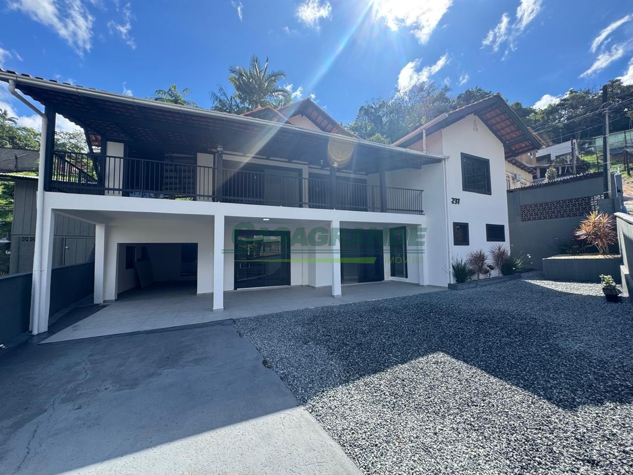 Ótima Casa no Bairro Água Verde em Blumenau com 5 Dormitórios (2 suítes) e 231 m. - foto 1