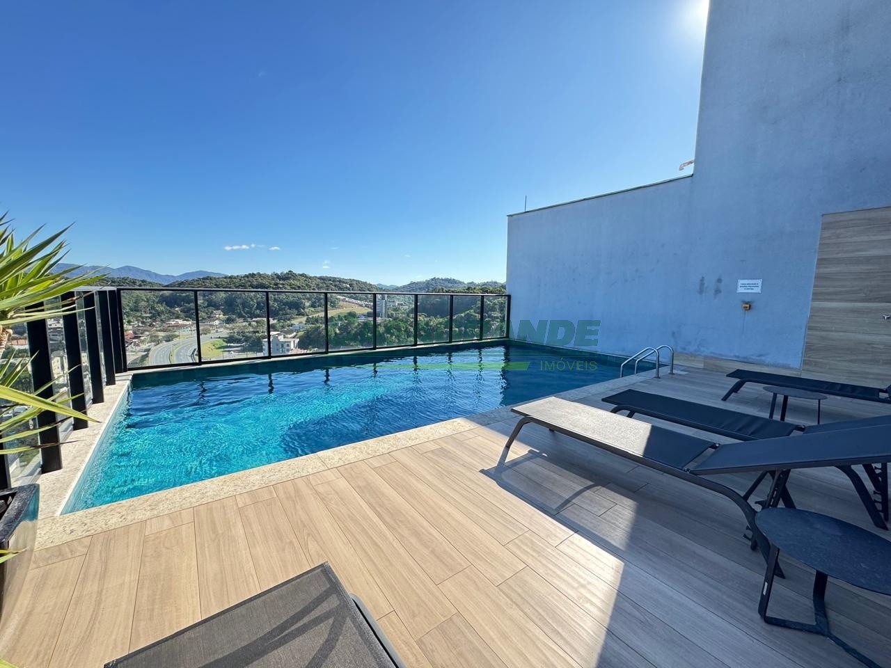 Lindo apartamento pronto para morar, com mais de 100 mil reais de moveis planejados. Vista privilegiada, sol da manhã, aquecimento a gás, excelente iluminação e ventilação natural. Imóvel perfeito para quem valoriza estilo, conforto e exclusividade. - foto 1