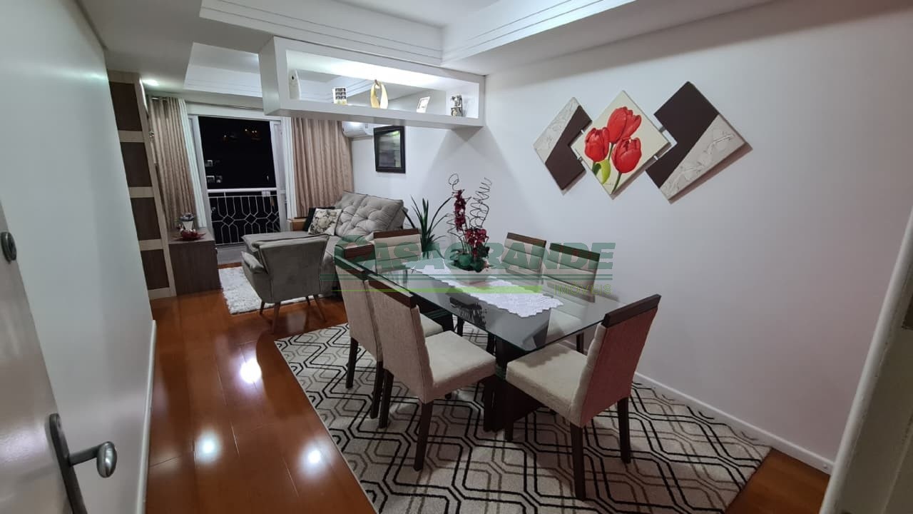 Apartamento mobiliado em excelente localização no início do bairro Garcia a poucos minutos do centro, 2 dormitórios, sacada com churrasqueira, sala de estar e jantar, cozinha com móveis sob medida, área de serviço, banheiro social, 1 vaga de garagem coberta. - foto 1