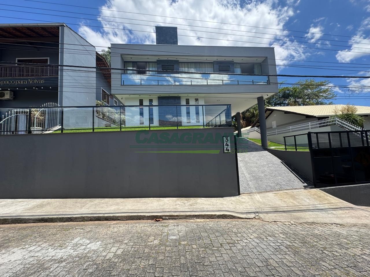 Esta bela residência combina conforto, modernidade e uma localização privilegiada. Situada em uma das regiões mais valorizadas do bairro Escola Agrícola, oferece fácil acesso a comércios, escolas e aos principais pontos da cidade. - foto 1