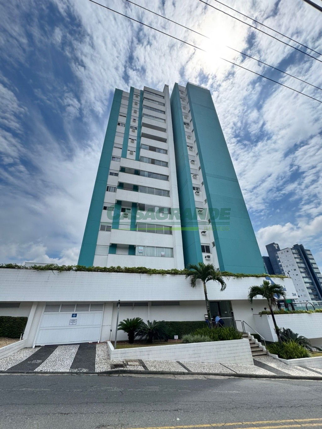 Ótimo apartamento semi mobiliado no Bairro Escola Agrícola em ótima localização próximo a vários comércios, escolas, mercado RedeTop, feira livre, fácil acesso a BR470 e de tudo o que você precisa no dia a dia. - foto 1