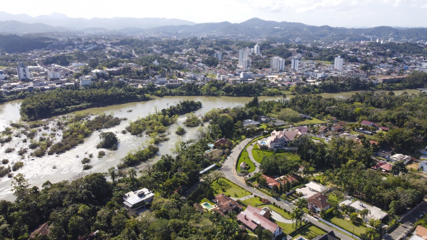 Terreno plano com excelente localização e metragem, próximo ao centro de Blumenau. — foto 5