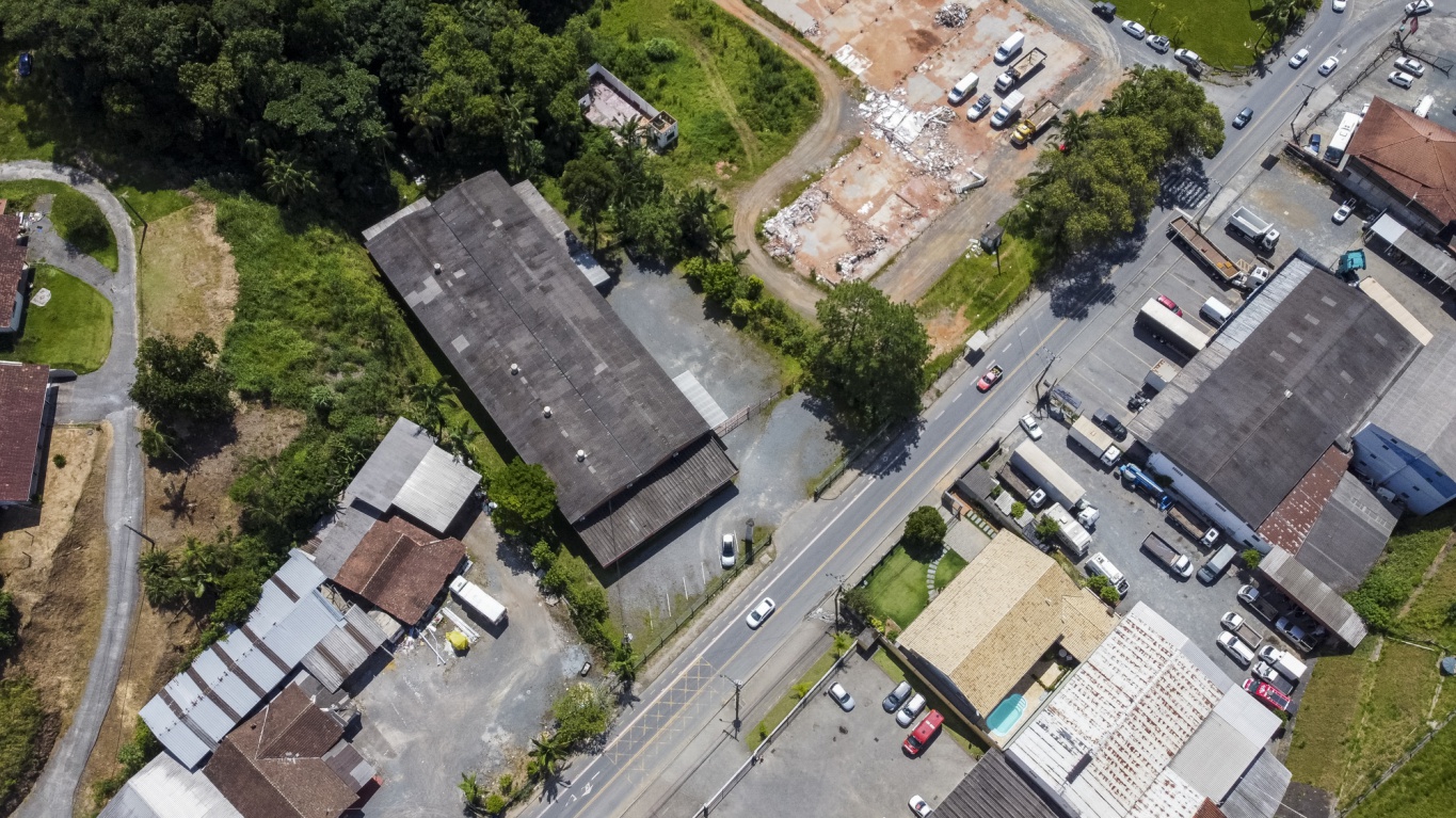 Otimo terreno com galpão em corredor de serviço - foto 1