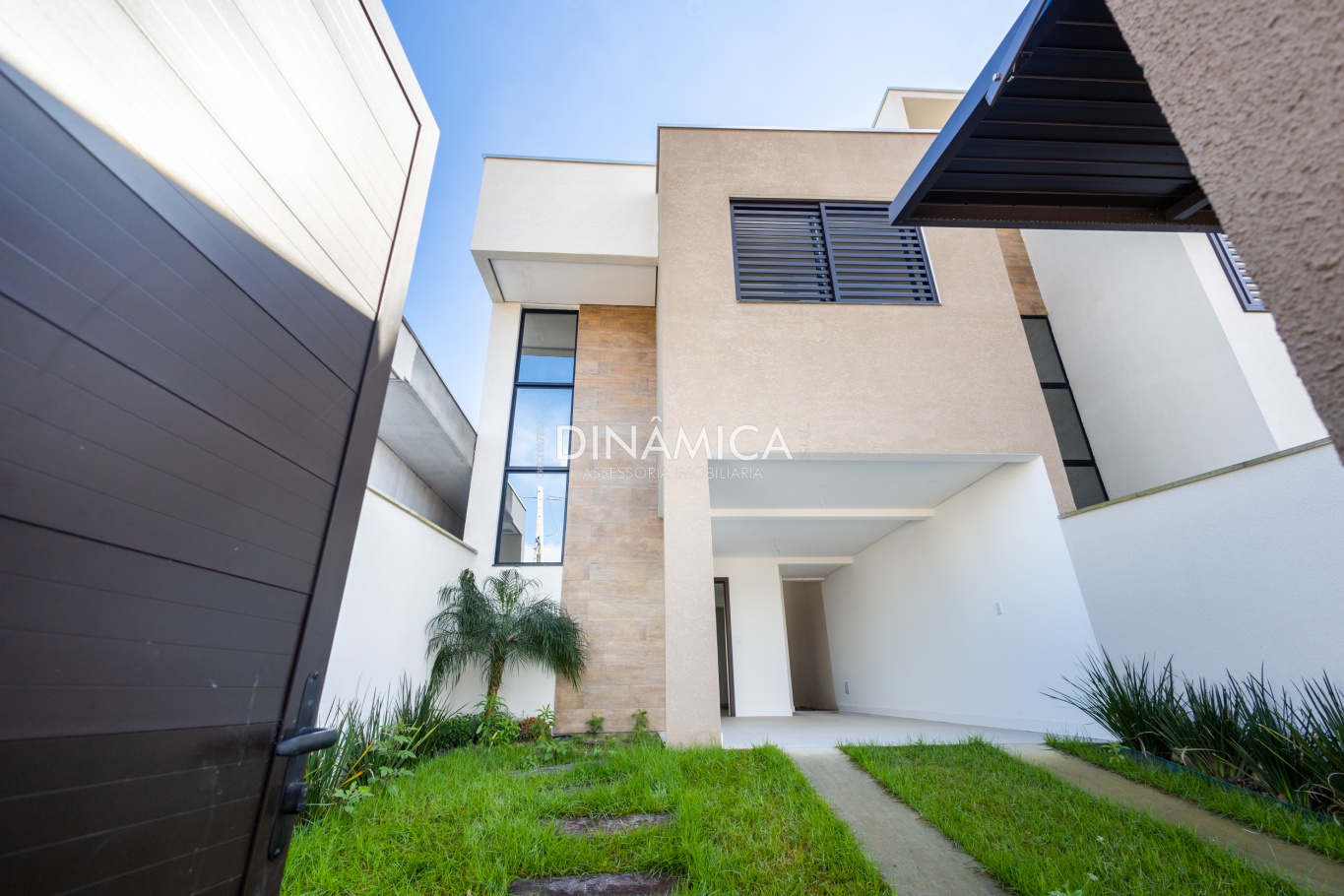 Sobrado a venda em Gaspar na Avenida das Torres, com 3 dormitórios sendo uma suíte. — foto 2