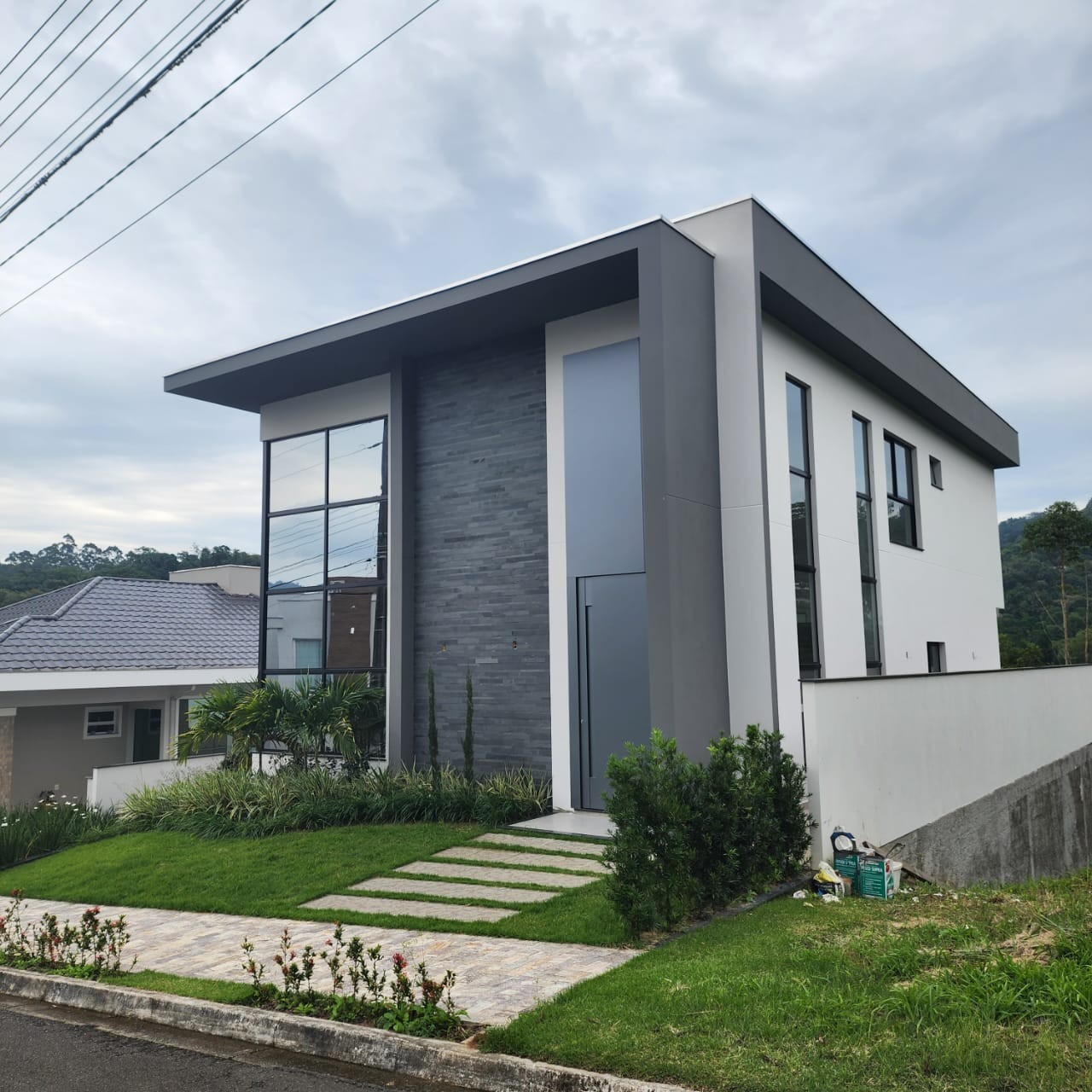 Lindíssima casa nova em condomínio fechado em Blumenau! - foto 1