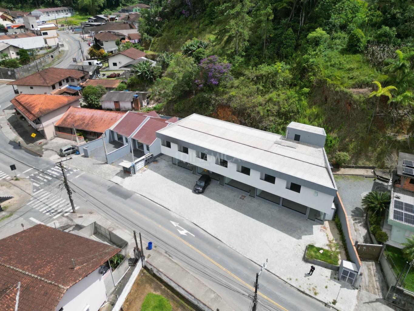 Loja térrea, frente corredor de serviço, amplo pátio para estacionamento na frete das lojas, prédio novo, bairro Itoupava Central, muito bem localizado Dinâmica sul a Imobiliária presente nas suas conquistas — foto 6