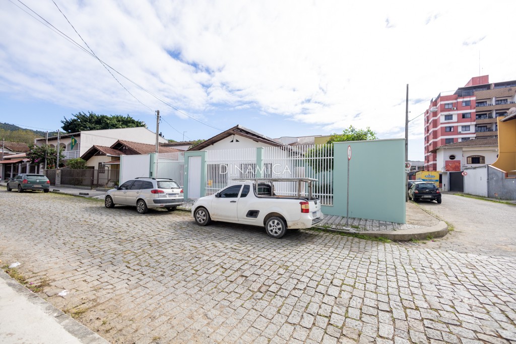 Casa para fins Residencial ou Comercial no bairro Garcia, próximo ao 23 BI exercito, com 03 dormitórios(suíte) coset 04 banheiros e área de festas - foto 1