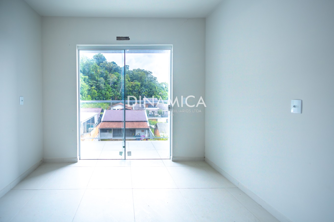 Sobrado com 2 Quartos e Espaço de Fundos Incrível - Próximo Komprão Atacadista — foto 3