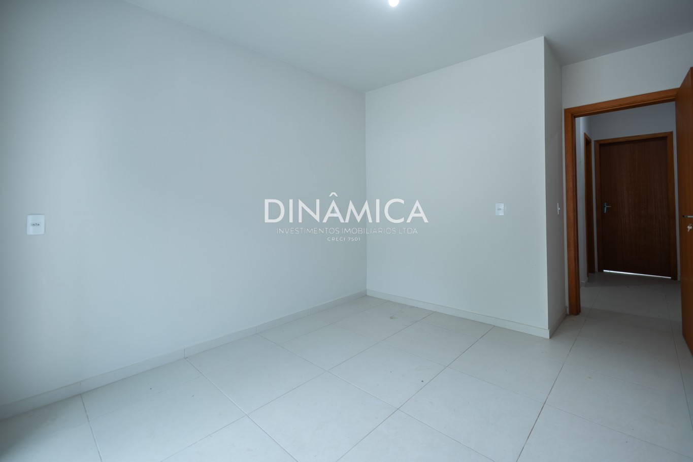 Sobrado com 2 Quartos e Espaço de Fundos Incrível - Próximo Komprão Atacadista — foto 2