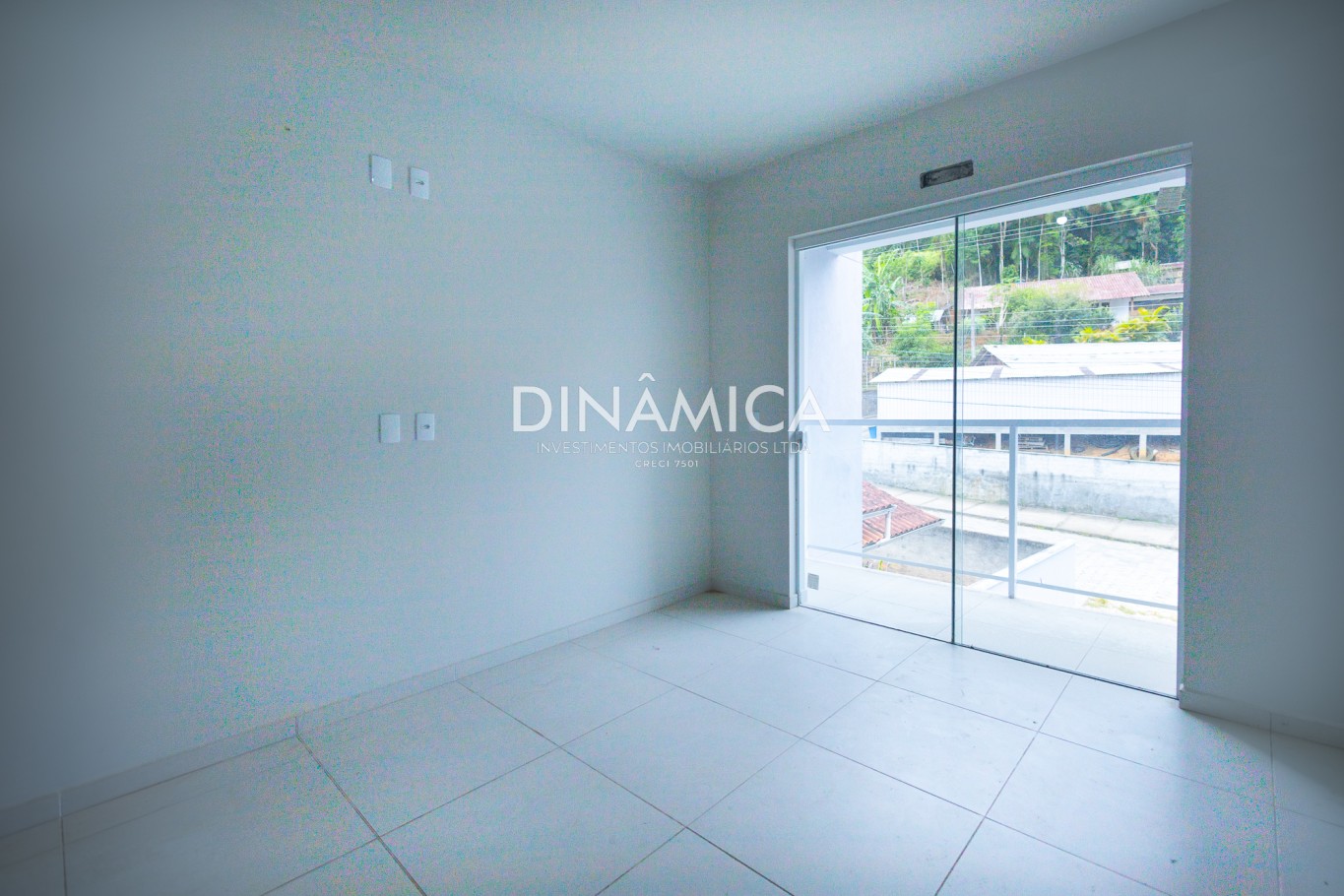 Sobrado com 2 Quartos e Espaço de Fundos Incrível - Próximo Komprão Atacadista - foto 1