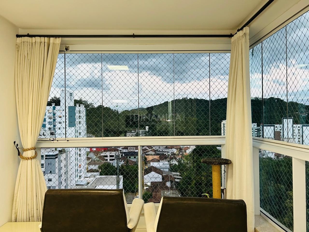 Apartamento 3 dormitórios, último andar de frente bairro Victor Konder em Blumenau. — foto 2