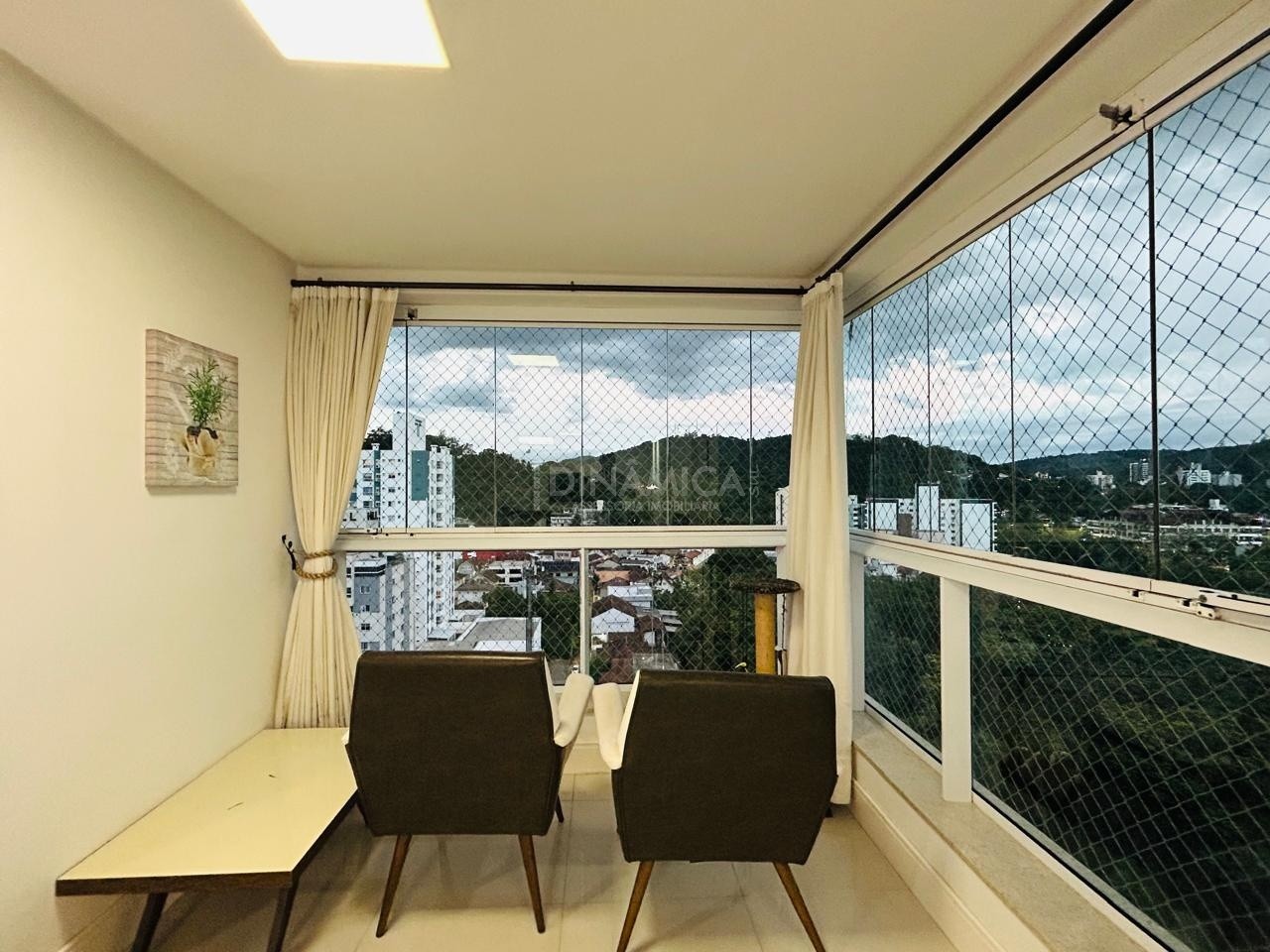 Apartamento 3 dormitórios, último andar de frente bairro Victor Konder em Blumenau. - foto 1