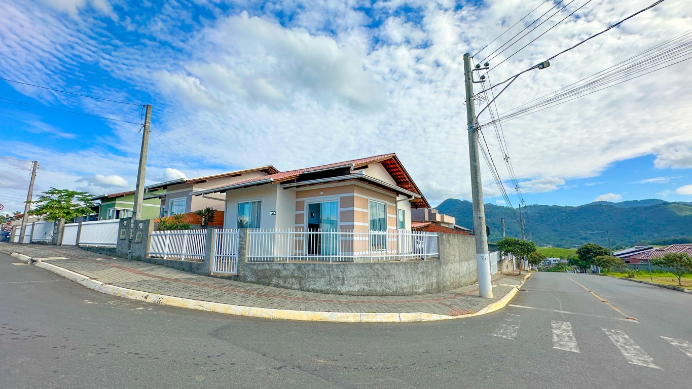 Casa em terreno de esquina no Bairro Joao Paulo II em Blumenau/SC Ref. 1673 - foto 1