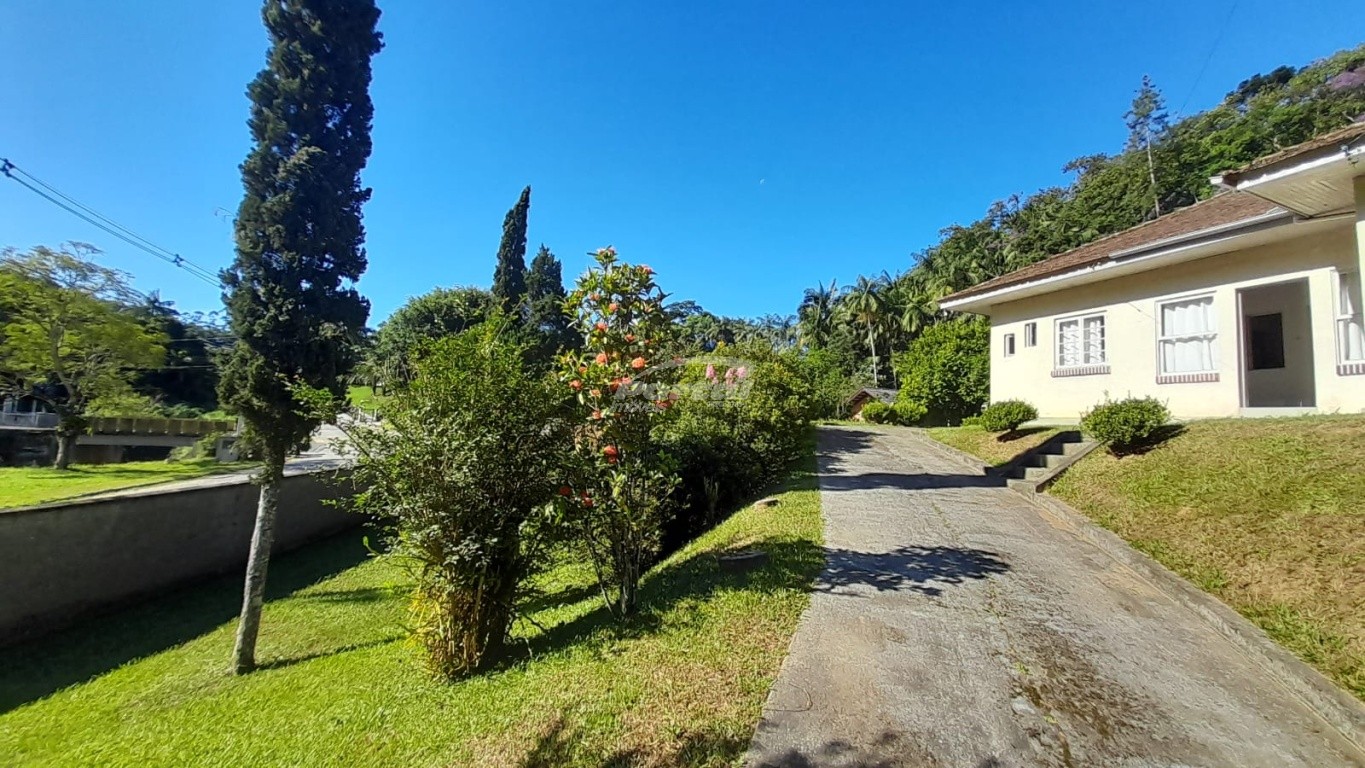 Casa para alugar com 4 quartos, 180m² - Foto 2