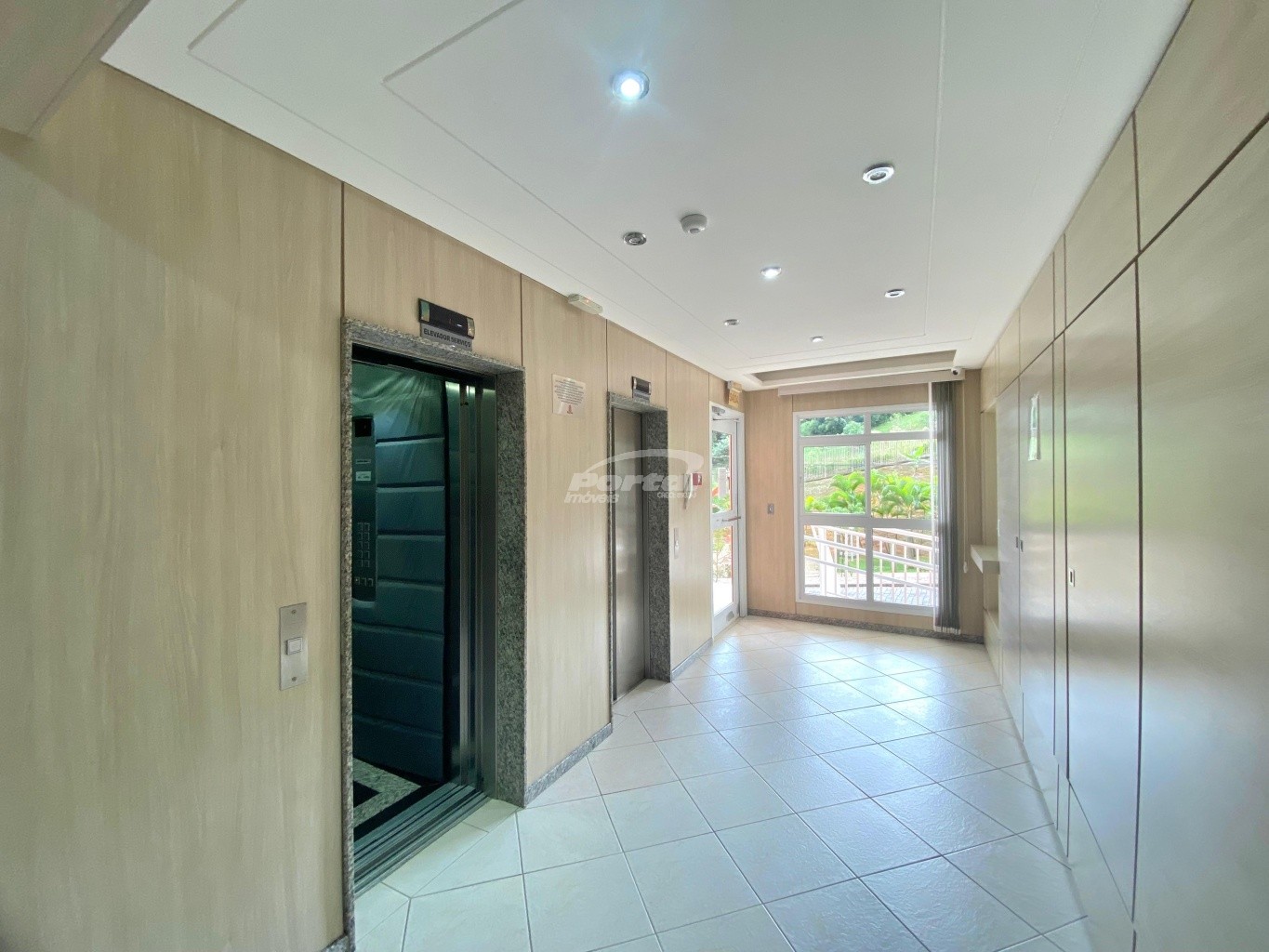 Apartamento com aproximadamente 60m, contendo 02 dormitórios, sala de estar com sacada, cozinha e sala de jantar conjugadas, banheiro social, área de serviço e 01 vaga de garagem. — foto 2
