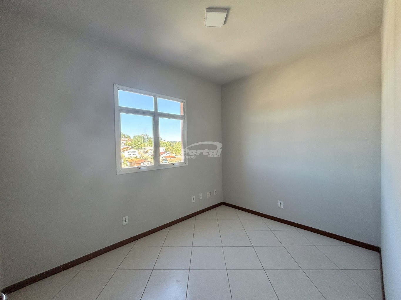 Apartamento com aproximadamente 60m, contendo 02 dormitórios, sala de estar com sacada, cozinha e sala de jantar conjugadas, banheiro social, área de serviço e 01 vaga de garagem. — foto 3