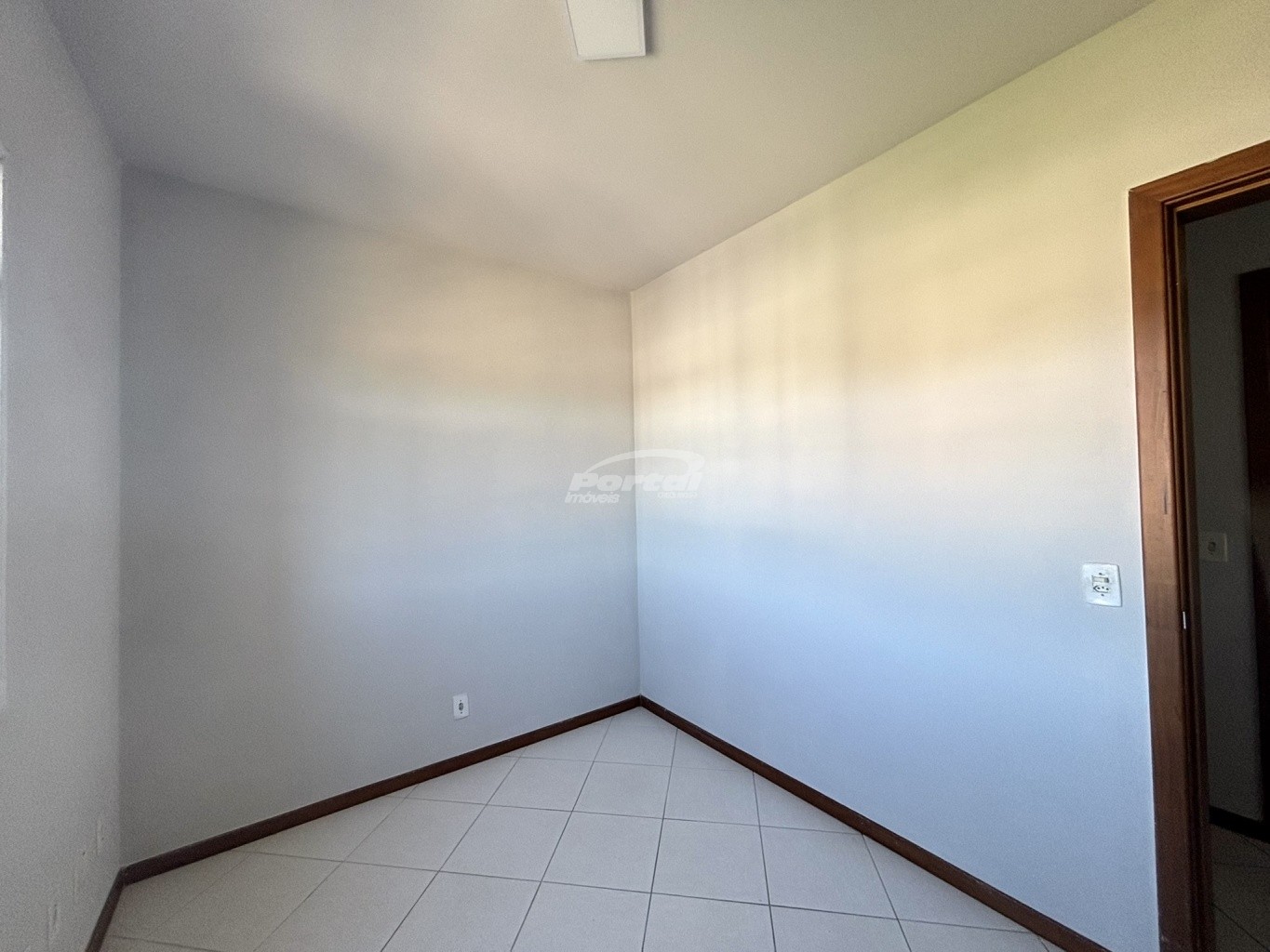 Apartamento com aproximadamente 60m, contendo 02 dormitórios, sala de estar com sacada, cozinha e sala de jantar conjugadas, banheiro social, área de serviço e 01 vaga de garagem. — foto 4