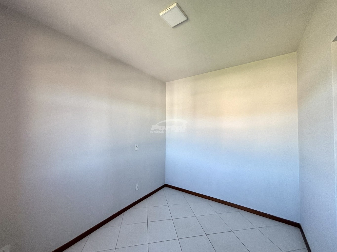 Apartamento com aproximadamente 60m, contendo 02 dormitórios, sala de estar com sacada, cozinha e sala de jantar conjugadas, banheiro social, área de serviço e 01 vaga de garagem. — foto 6