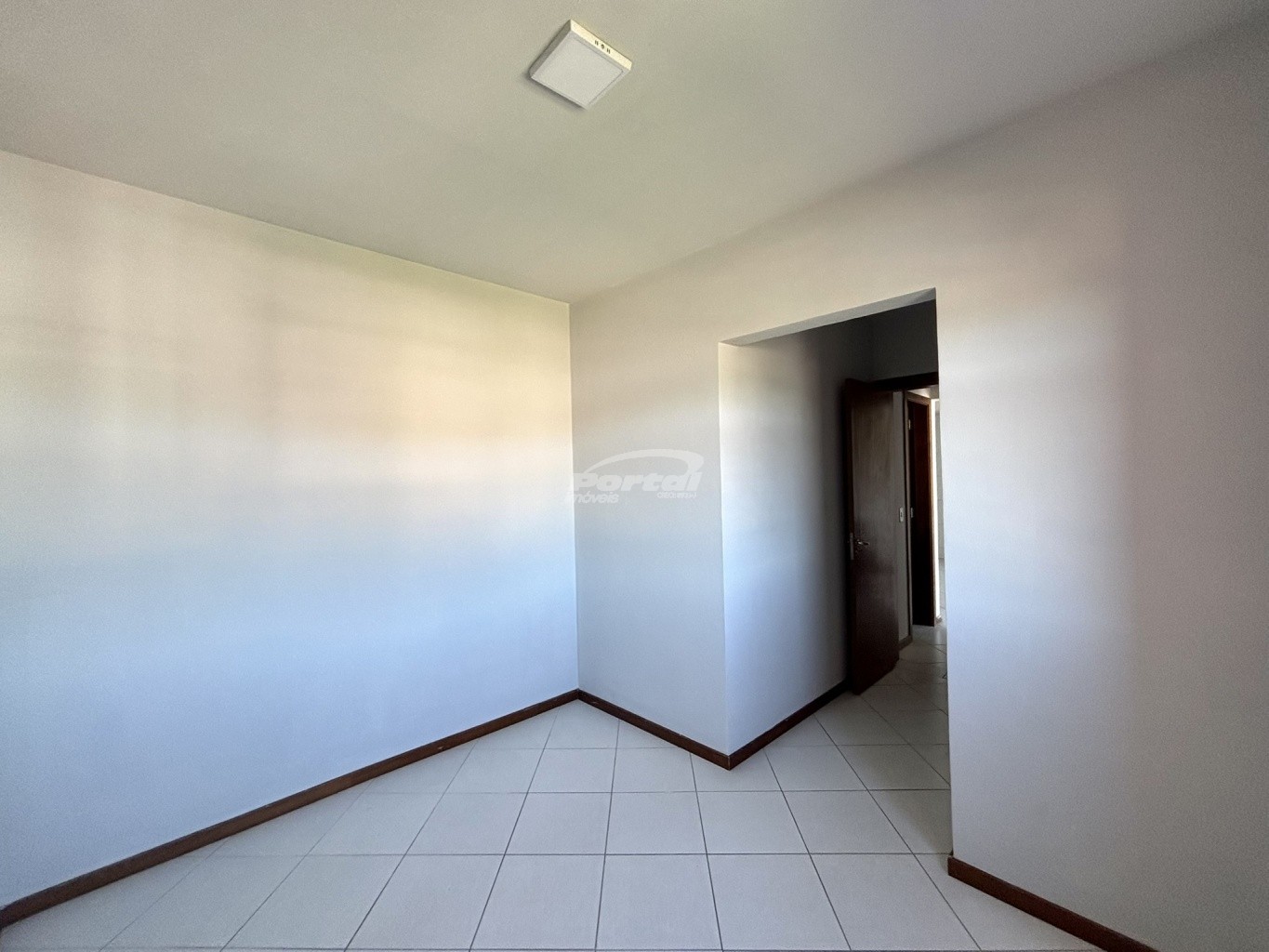 Apartamento com aproximadamente 60m, contendo 02 dormitórios, sala de estar com sacada, cozinha e sala de jantar conjugadas, banheiro social, área de serviço e 01 vaga de garagem. — foto 5