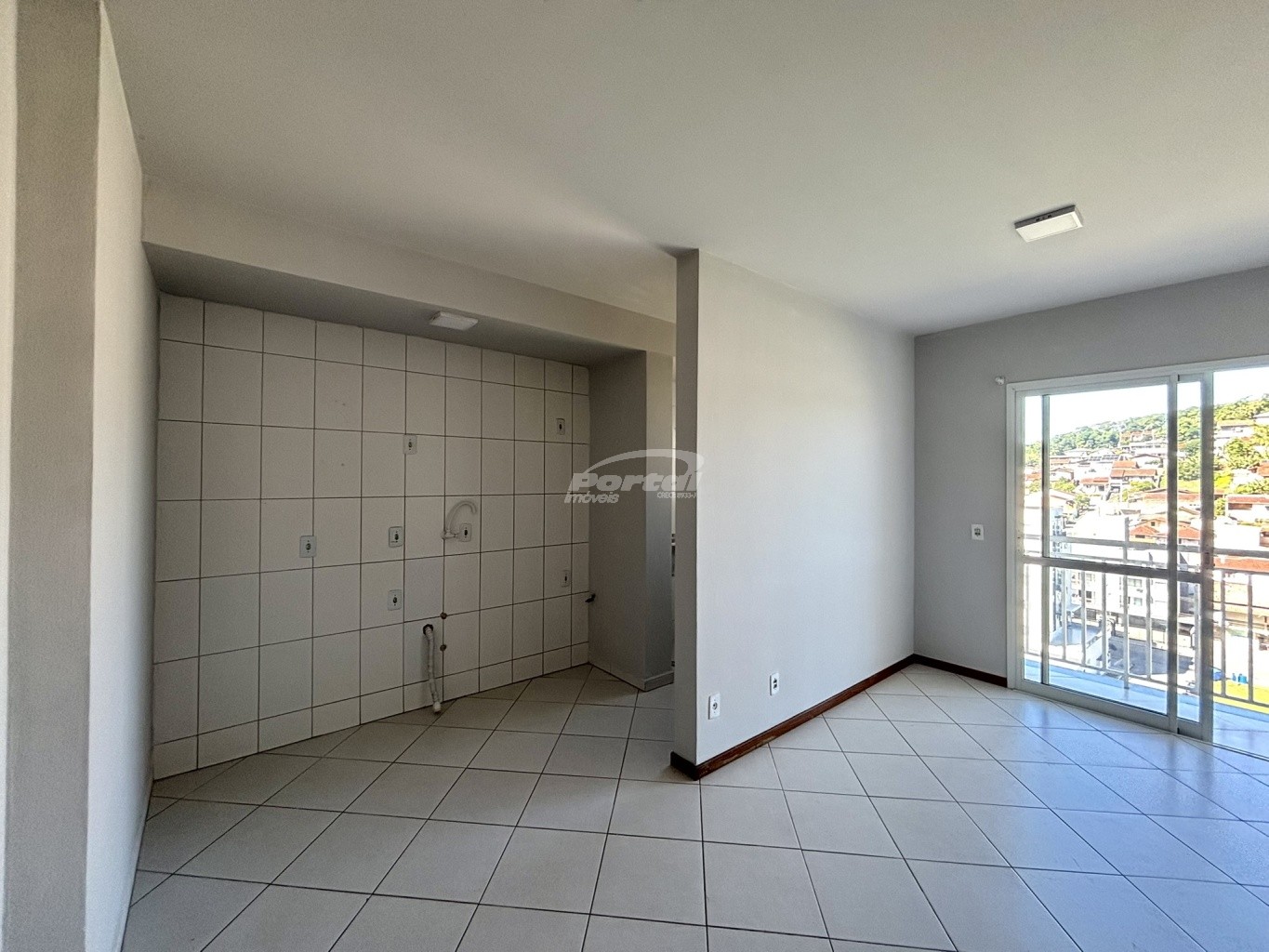 Apartamento com aproximadamente 60m, contendo 02 dormitórios, sala de estar com sacada, cozinha e sala de jantar conjugadas, banheiro social, área de serviço e 01 vaga de garagem. — foto 7