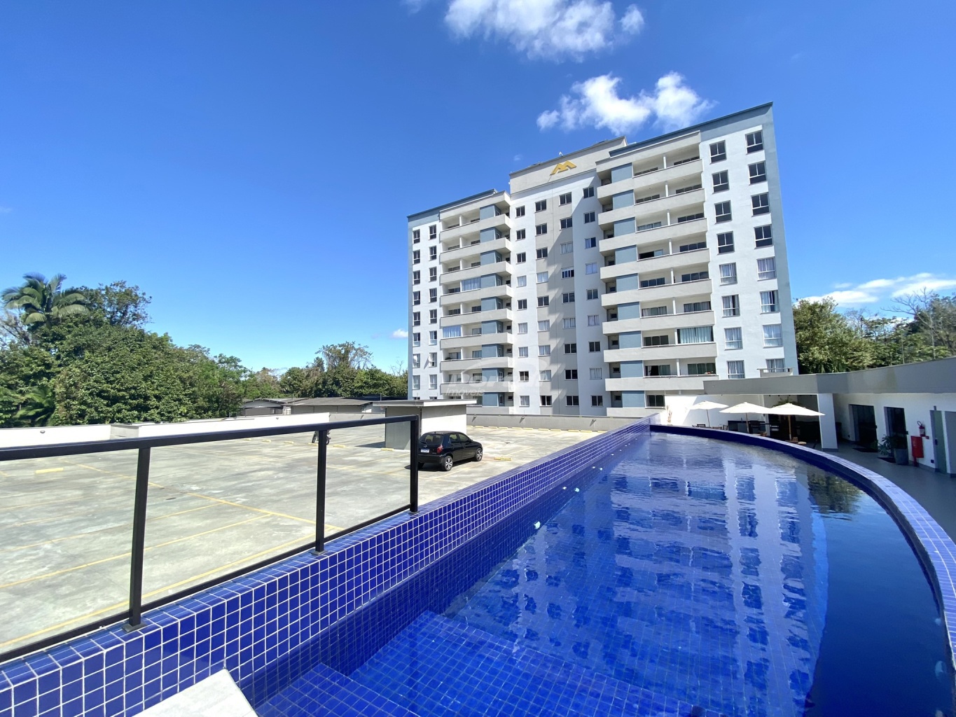 Imovel com 02 dormitórios sendo um deles com ar condicionado com tecnoligia inverter (economia de energia elétrica), sala de estar com sacada, cozinha com moveis, sala de jantar, banheiro social, área de serviço e 01 vaga de garagem descoberta. - foto 1